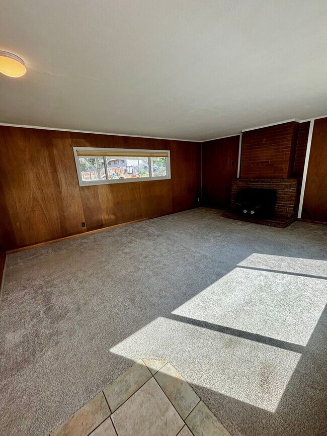 Building Photo - Spacious 2 Bedroom one bath duplex!!