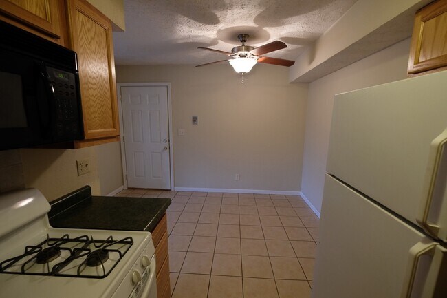 Foto del edificio - 2 Bed, 1 Bath near a park and C. Trail, Great Neighborhood!
