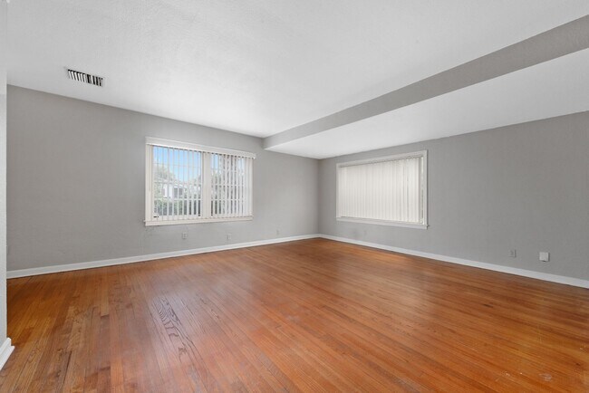 Foto del edificio - Updated 3/2 House with Bonus Room in Lake ...