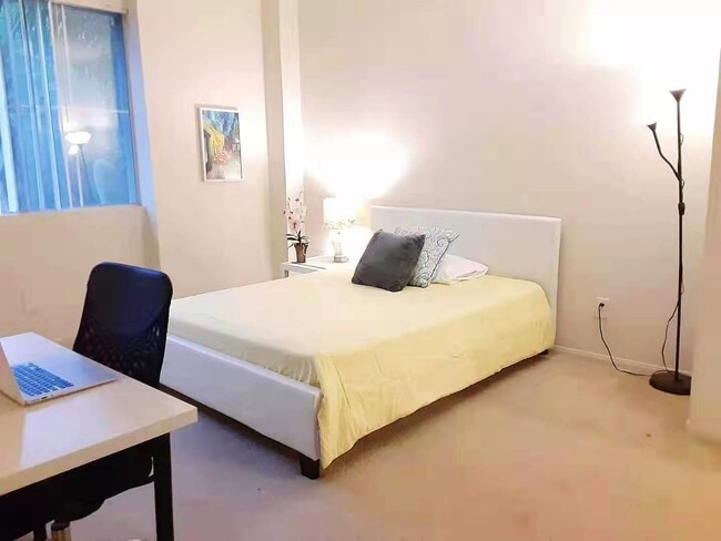 Building Photo - 1561 S Barrington Ave