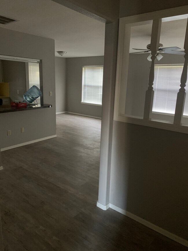 Building Photo - 312 W Pecan St