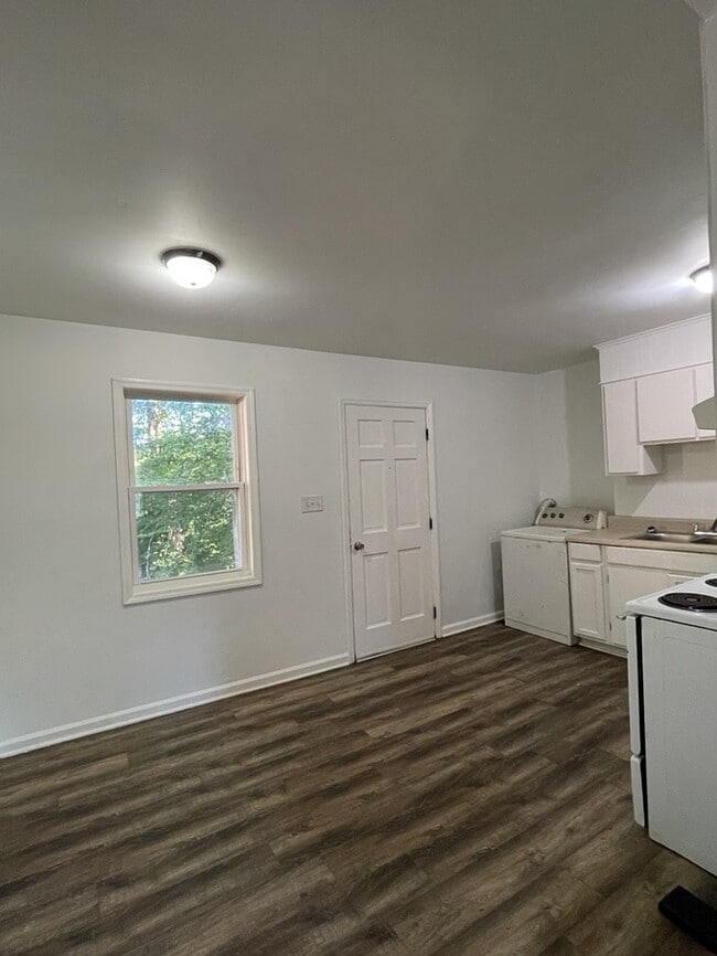 Building Photo - 3 Bedroom 1 Bathroom