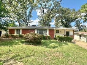 Building Photo - 2805 Medina Dr