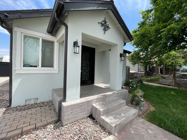 Building Photo - Charming 2BR Home in Central Riverside – U...