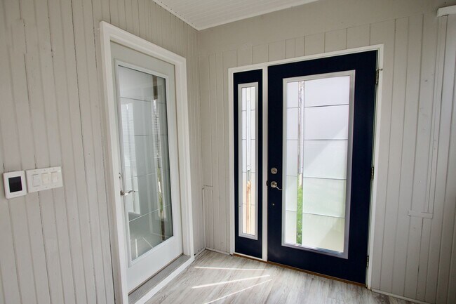 Foto del edificio - Modern rehabbed 2 Bedroom home with garage