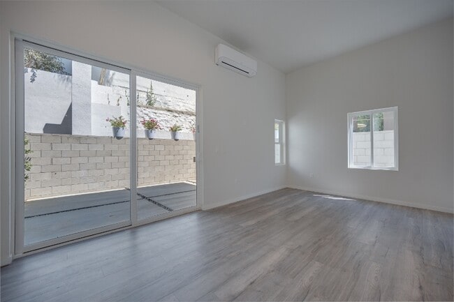 Building Photo - 2611 Hyperion Ave