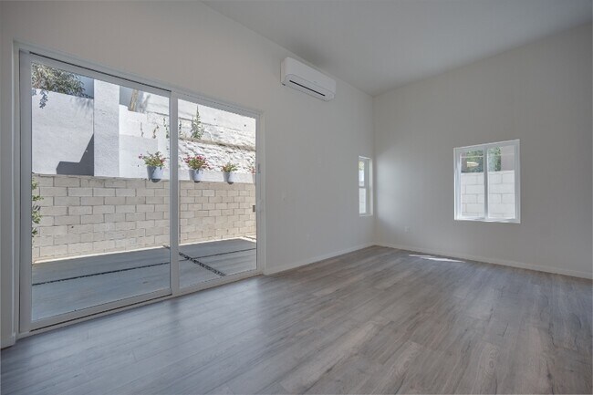 Foto del edificio - 2611 Hyperion Ave