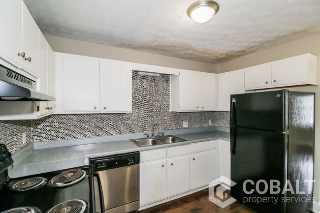 Foto del edificio - 3515 Creekview Pl