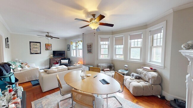 Foto del edificio - 1213 Beacon St
