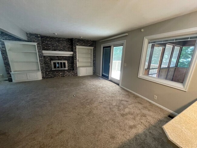Building Photo - Large Home in Bellevue for Rent