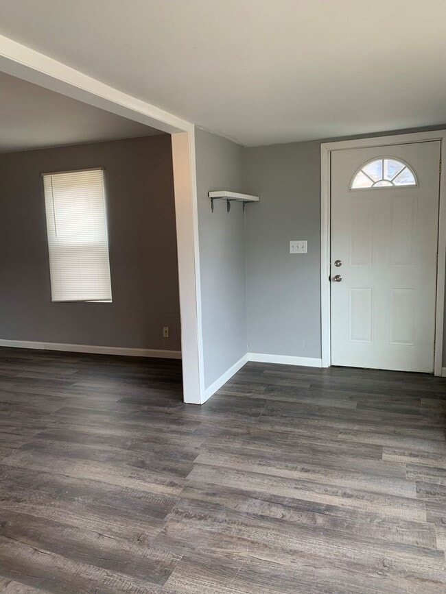 Building Photo - Move-In Ready 2BR Ranch – Fresh Paint, New...