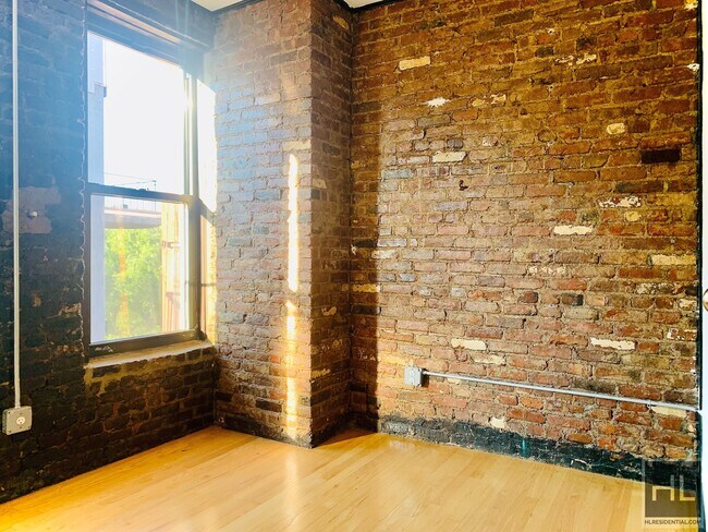 Building Photo - Great 3 bedroom apartment on East 11th Str...