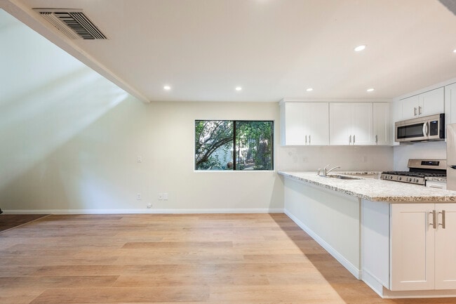 Foto del edificio - 4900 E Chapman Ave