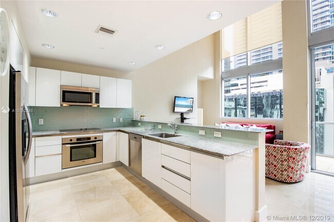 Building Photo - 1060 Brickell Ave