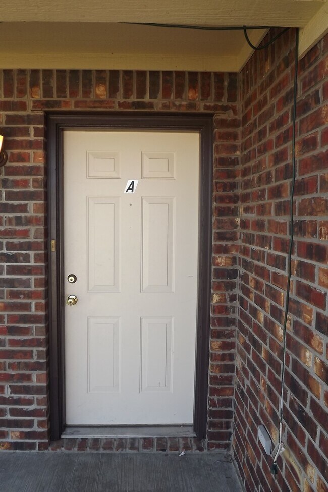 Building Photo - 331 Janelle Dr