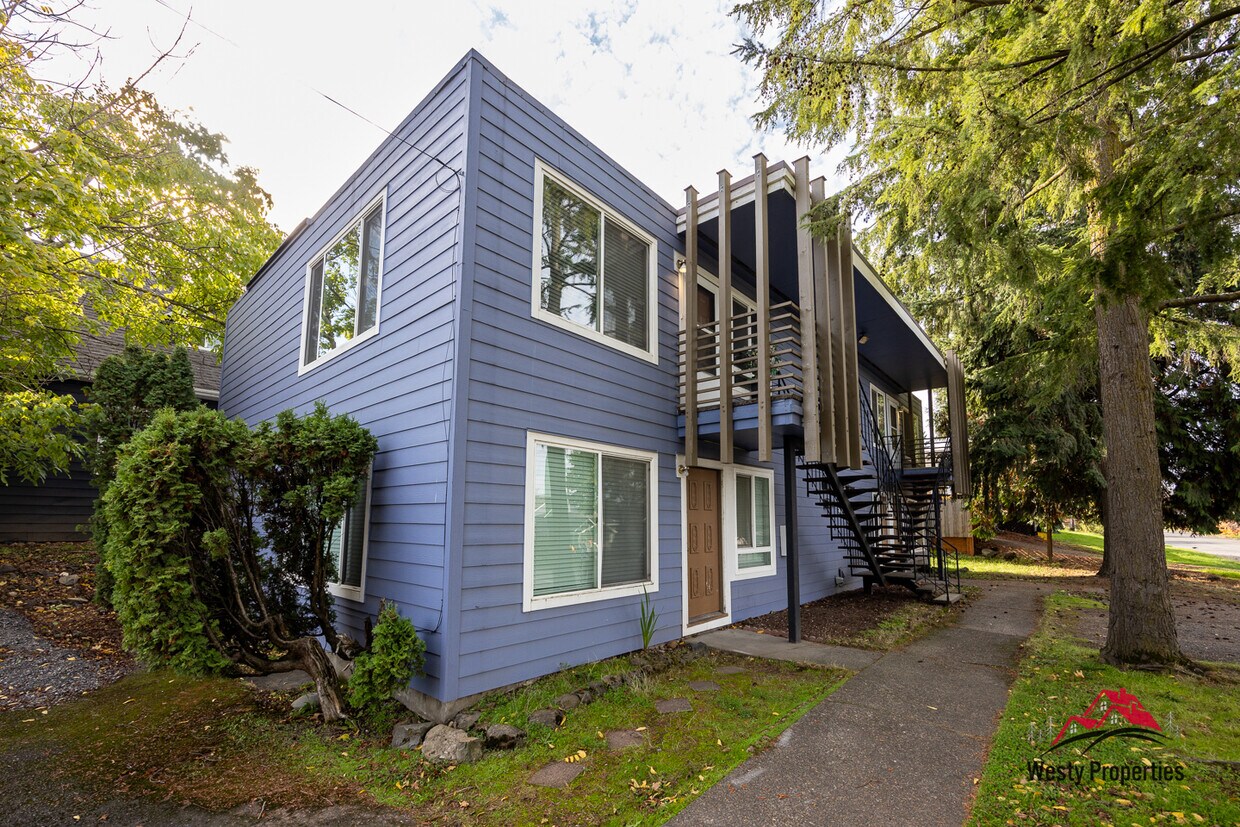 Primary Photo - 212 N Dekum St