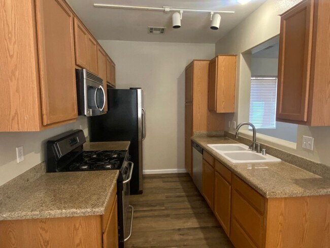 Building Photo - Marvelous location in gated community central Las Vegas
