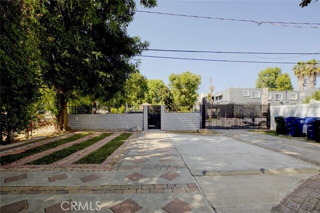 Building Photo - 14918 Wyandotte St