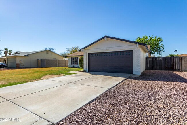 Foto del edificio - 8533 W Golden Ln