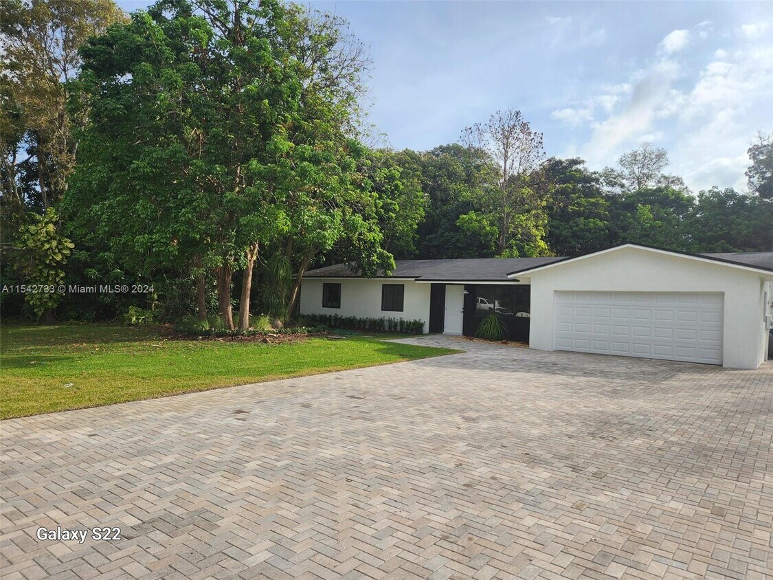 Primary Photo - 5000 SW 193rd Ln