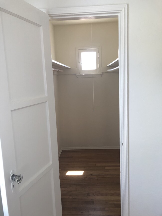 Building Photo - 2412 W Glendon Way