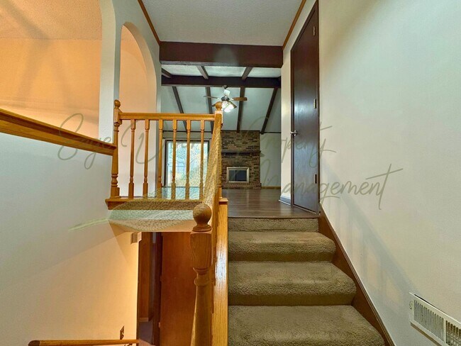 Foto del edificio - Stylish Blue Springs Home With Fresh Updates & Great Natural Light