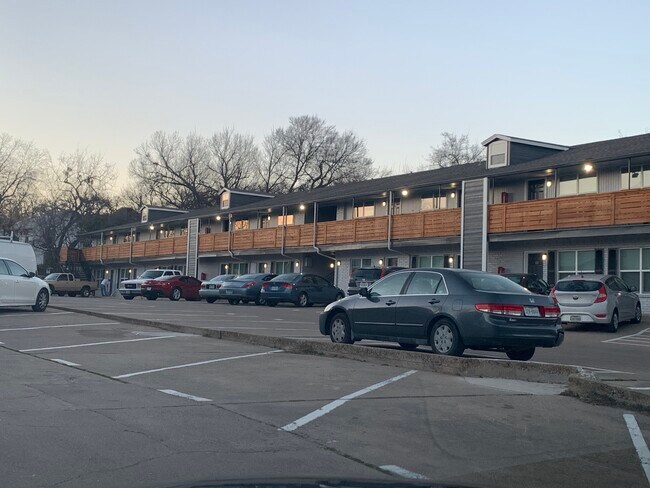 Foto del edificio - 411-411 Ponder Ave