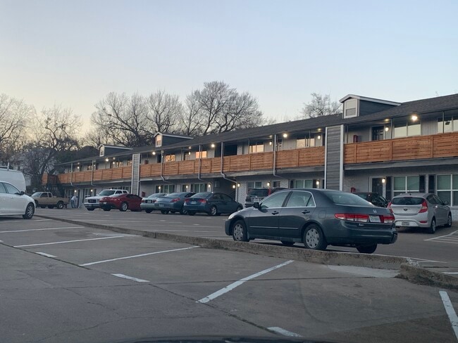 Building Photo - 411-411 Ponder Ave