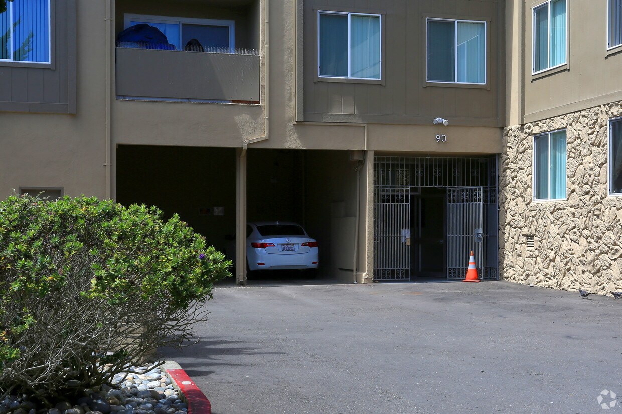 Entrada - 90 Kent Ct