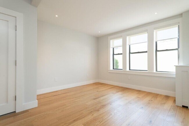 Building Photo - Modern features apartment in Brighton