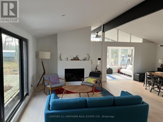 Photo du bâtiment - 240 Salmon Point Rd