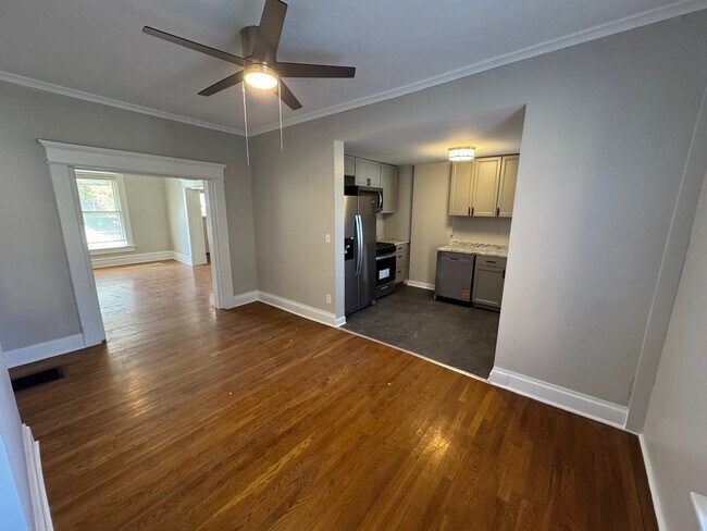 Sala de estar con vista a la cocina - 1210 Dennison Ave