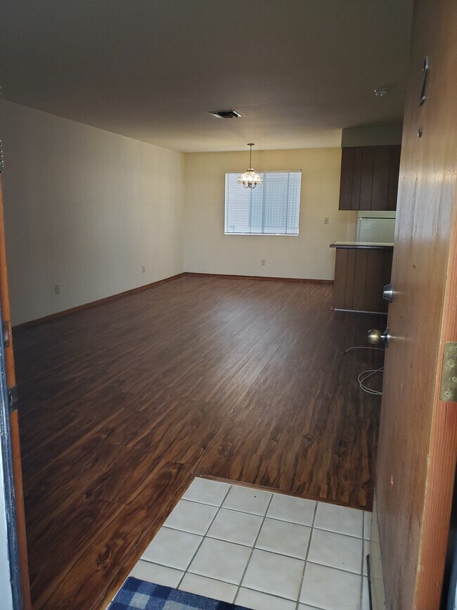 Large Living area - 10726 Lawler St