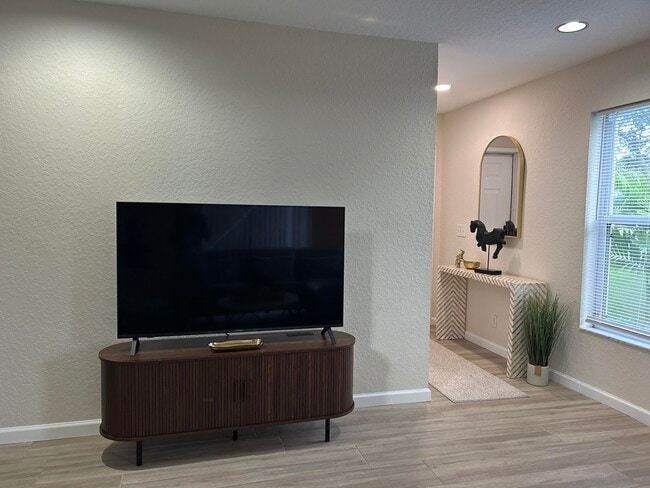 Building Photo - 1136 Staghorn St