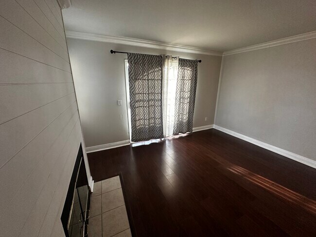 Foto del edificio - 4327 Swift Ave