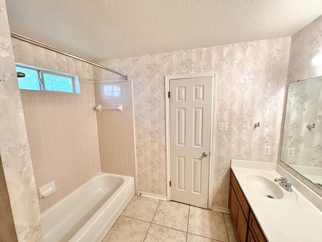 Foto del edificio - AVAILABLE SOON!