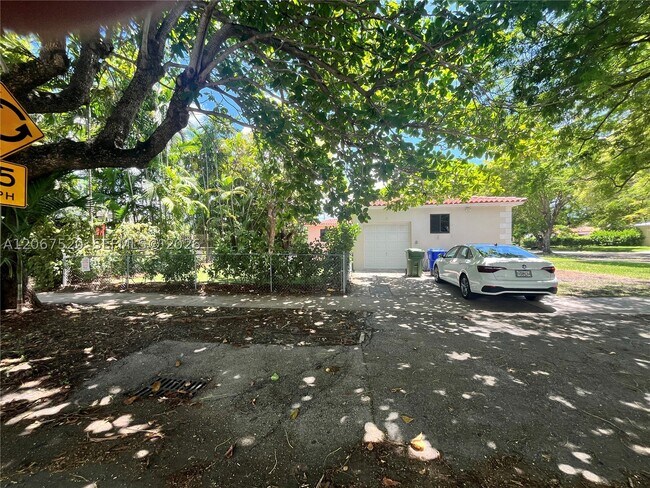 Foto del edificio - 3351 SW 18th St