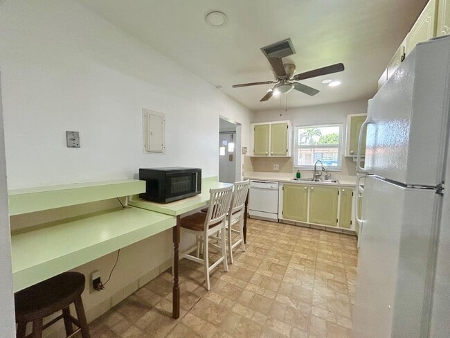 Foto del edificio - 5780 Fernley Dr W