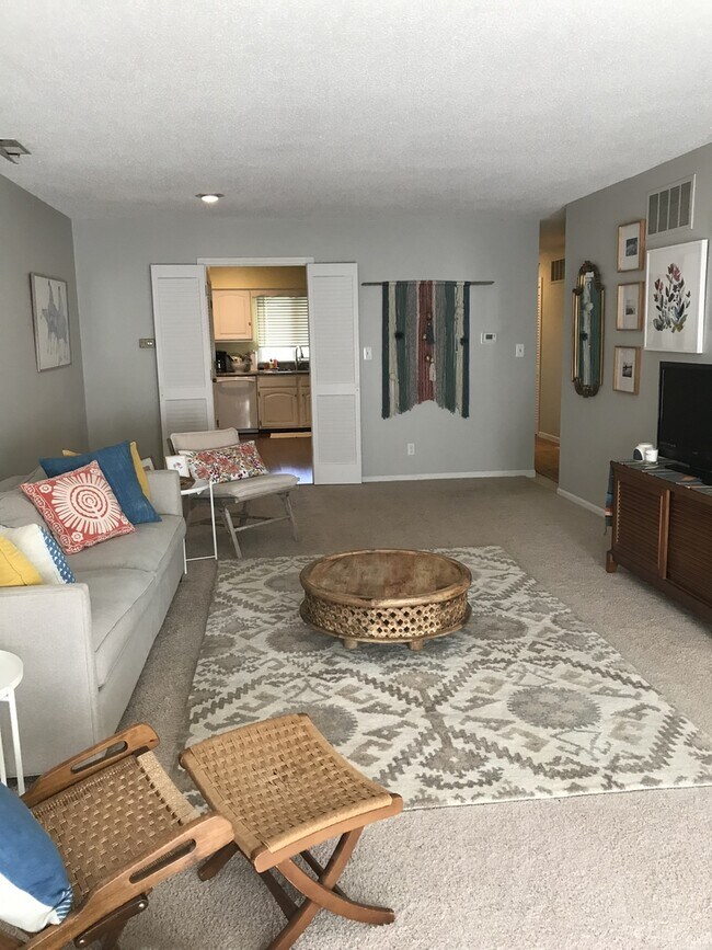 Building Photo - 2 CAR GARAGE! COMMUNITY POOL! FANTASTIC PA...