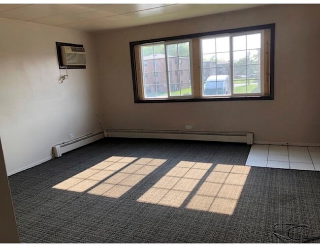 spacious living room - 14057 Kilpatrick Ave