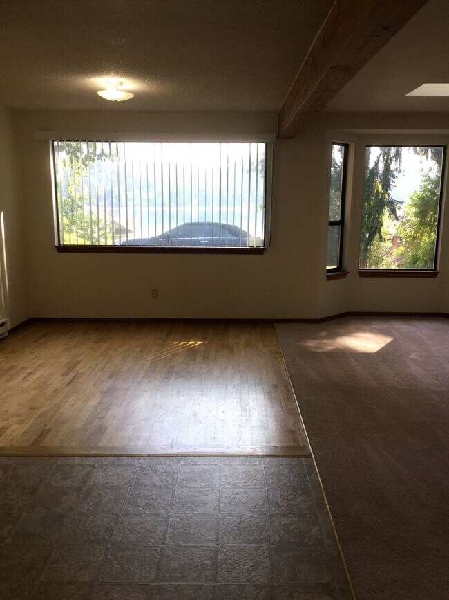 Building Photo - Illahee6056