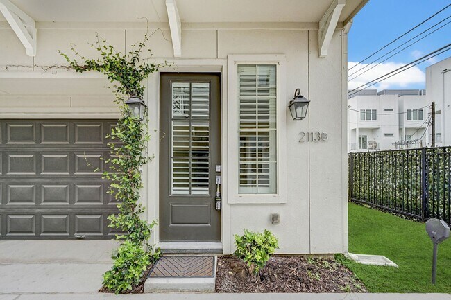 Foto del edificio - Spacious Corner Parcel 3-Bedroom Home in M...