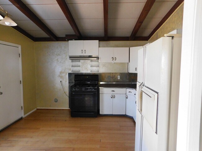 Foto del edificio - 865 Square Foot Property With a 7625 Squar...