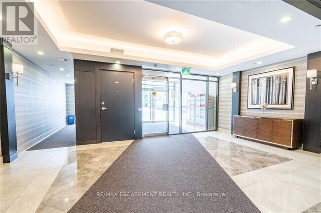 Building Photo - 101-101 Shoreview Pl