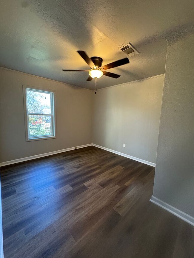 Building Photo - Newly updated 2 bed 1 bath