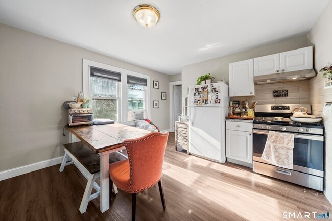 Building Photo - 383 Davis St