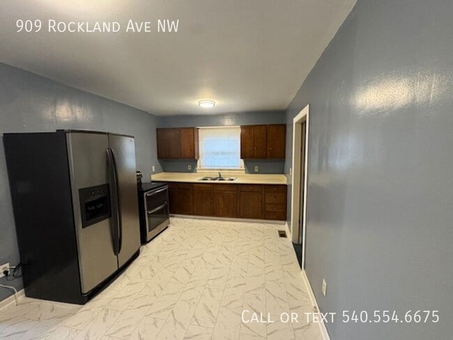 Building Photo - 909 Rockland Ave NW
