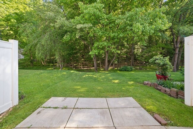 Building Photo - Beautiful 2 Bed 1.5 Bath Townhouse in Oakm...