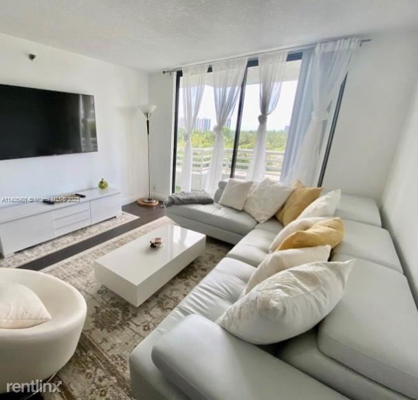 Foto principal - 2 br, 2 bath Condo - 3300 NE 192nd St Apt 512