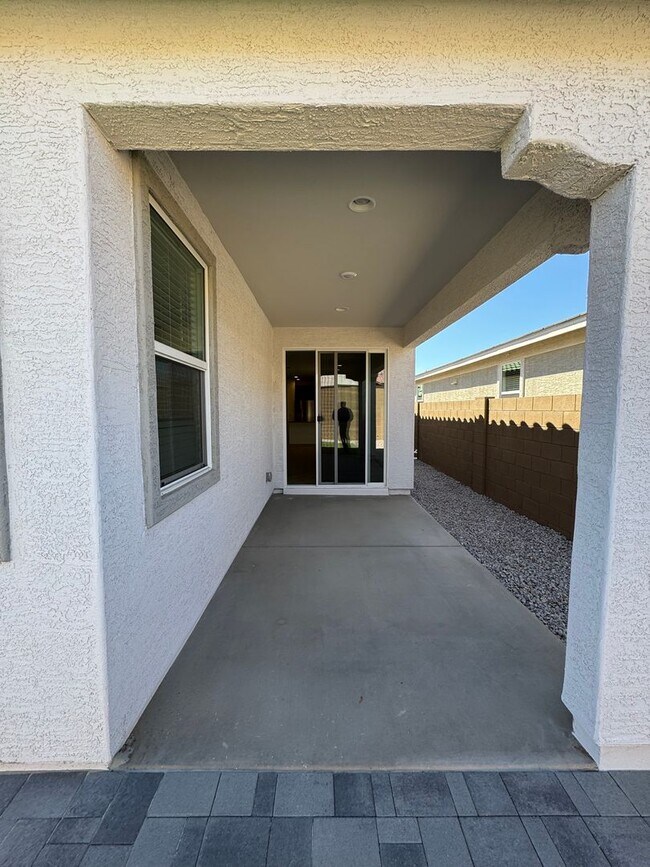 Foto del edificio - BRAND NEW 5 BEDROOM HOME IN MIDDLE VISTA: DISCOVERY